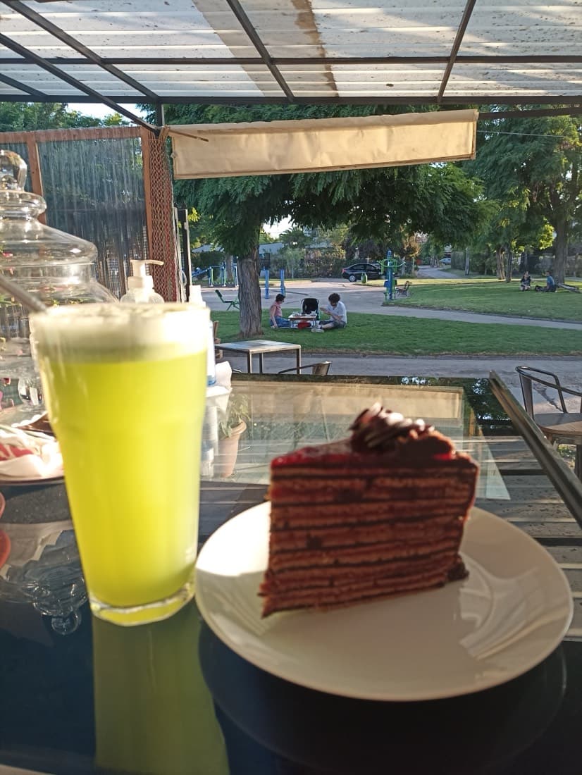 Torta de mil hojas y limonada frente a la plaza